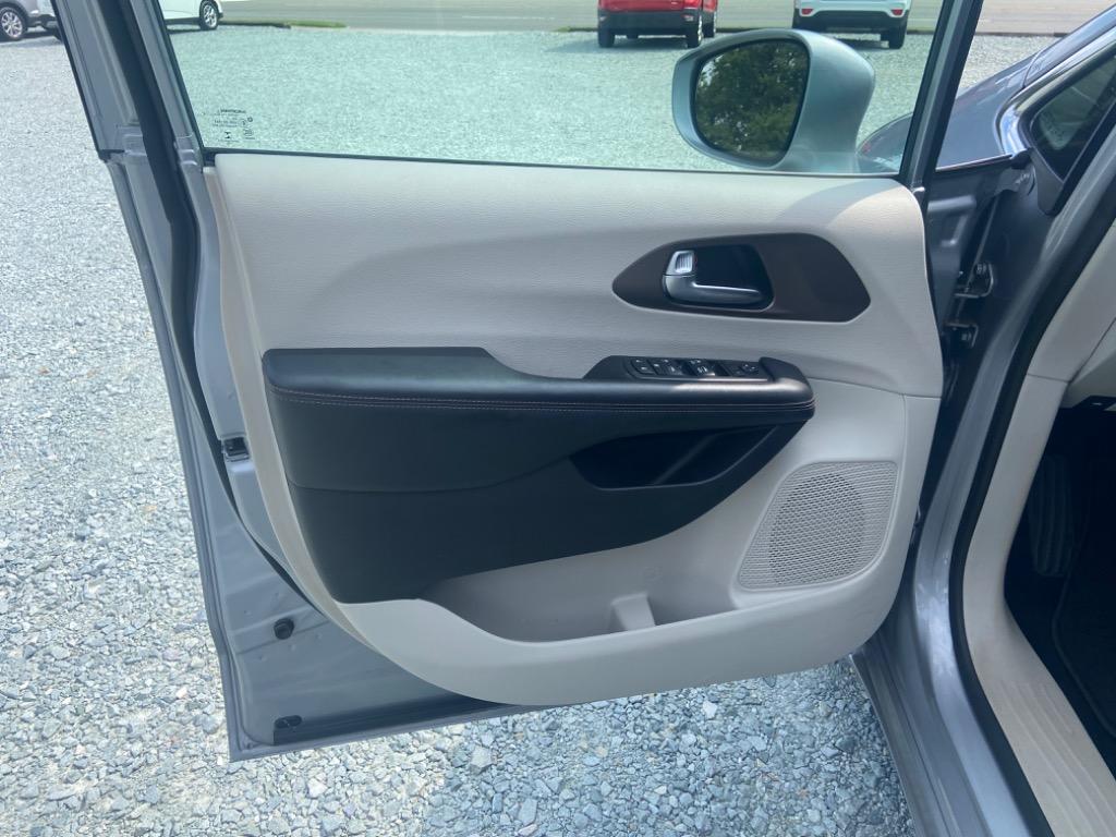2019 Chrysler Pacifica Touring L - Photo 11